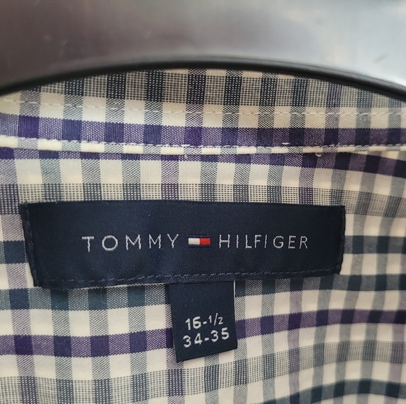 Tommy Hilfiger Men's dress shirt with spread collar. Size L/XL. 16 1/2, 34-35. - Picture 3 of 8